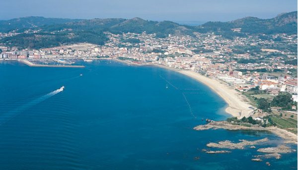 Vista aerea del pueblo de Cangas del Morrazo con la playa de Rodeira como protagonista. Cangas del Morrazo. Cangas. Venalmorrazo.com