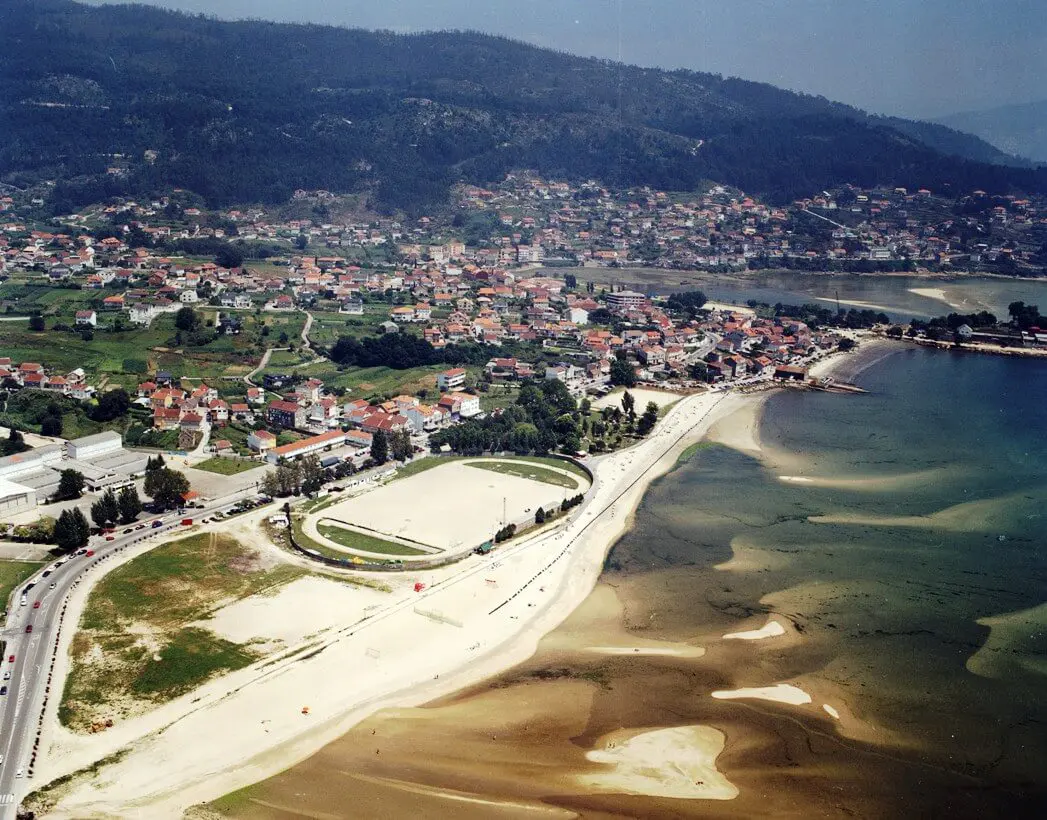 Vista aerea de la playa de A Xunqueira en el barrio de Meira. Moaña. Venalmorrazo.com