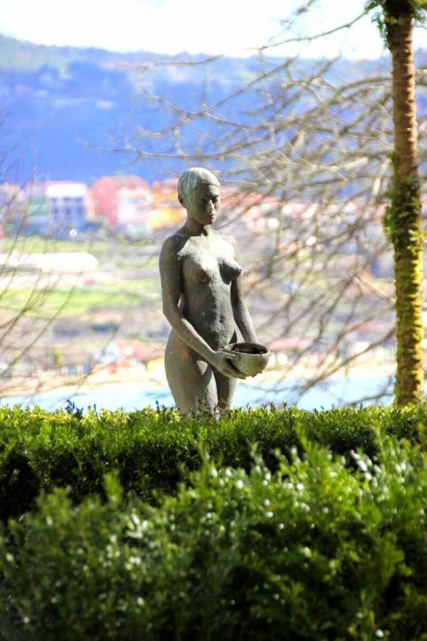 Escultura de mujer en San Simon. Venalmorrazo.com