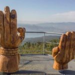 Manos de madera tallada en el Mirador sobre la ria de Vigo en Moaña. Venalmorrazo.com