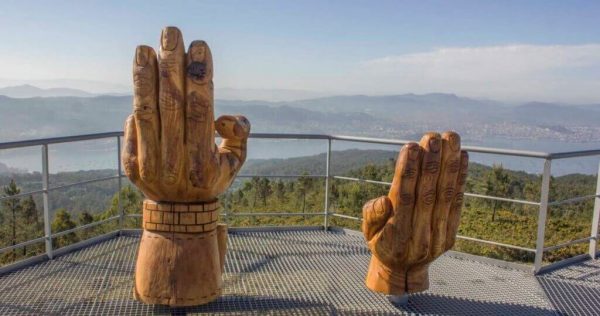 Manos de madera tallada en el Mirador sobre la ria de Vigo en Moaña. Venalmorrazo.com