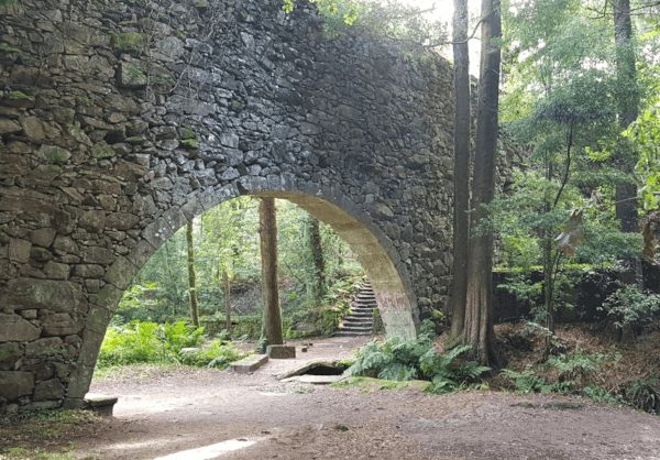 Arco y antiguo acueducto en el bosque encantado de Aldán, Cangas de Morrazo, Venalmorrazo