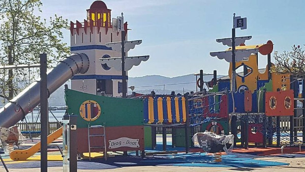 Parque infantil del barco pirata con toboganes, túneles y puentes, en la alameda de Moaña, Venalmorrazo