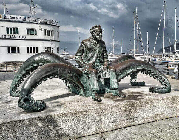 Monumento a Julio Verne en el paseo marítimo de Vigo, Venalmorrazo