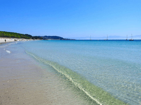 aguas claras y tranquilas en barra, playa nudista Cangas