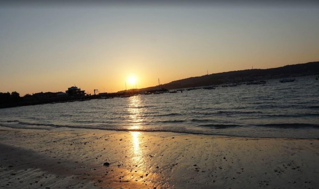 puesta de sol desde la playa de aguete, en Marín
